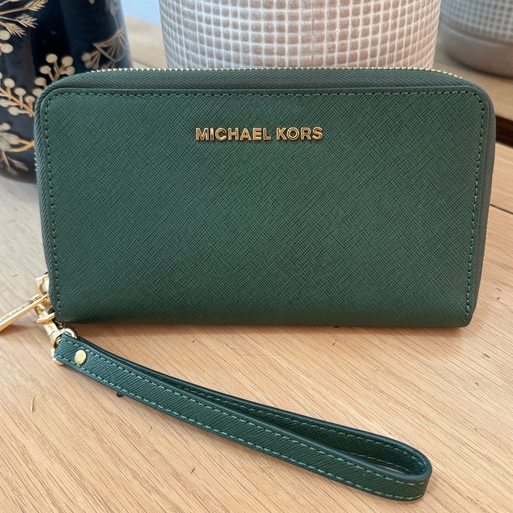 NWOT Michael Kors Jet Set Travel Medium Saffiano Leather Wristlet • Jewel Green